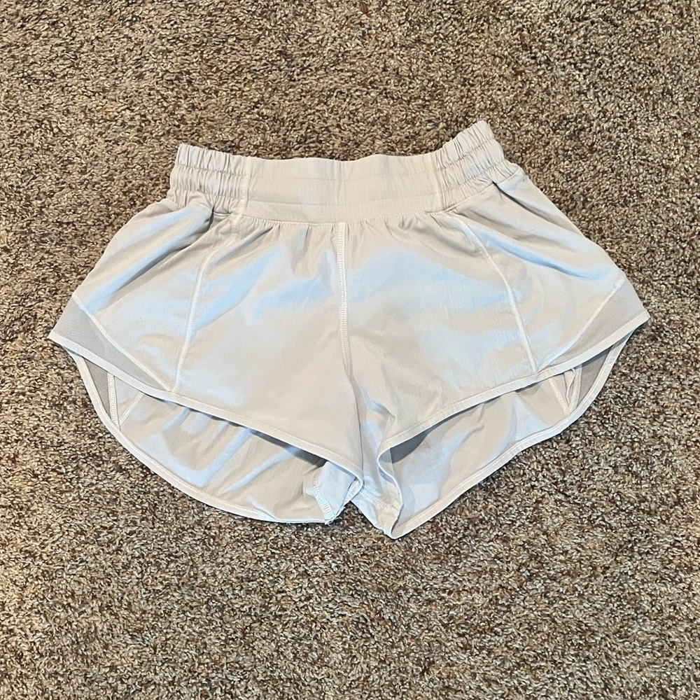 Size 2 2.5 inch while lulu shorts